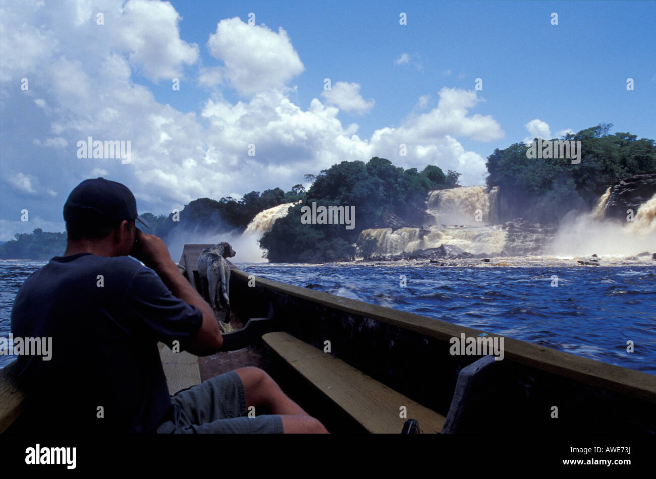 Touristen fotografieren Saltos Hacha Wasserfälle vom Boot auf der Canaima Lagune, Canaima National Park, Bundesstaat Bolivar, Venezuela Stockfoto