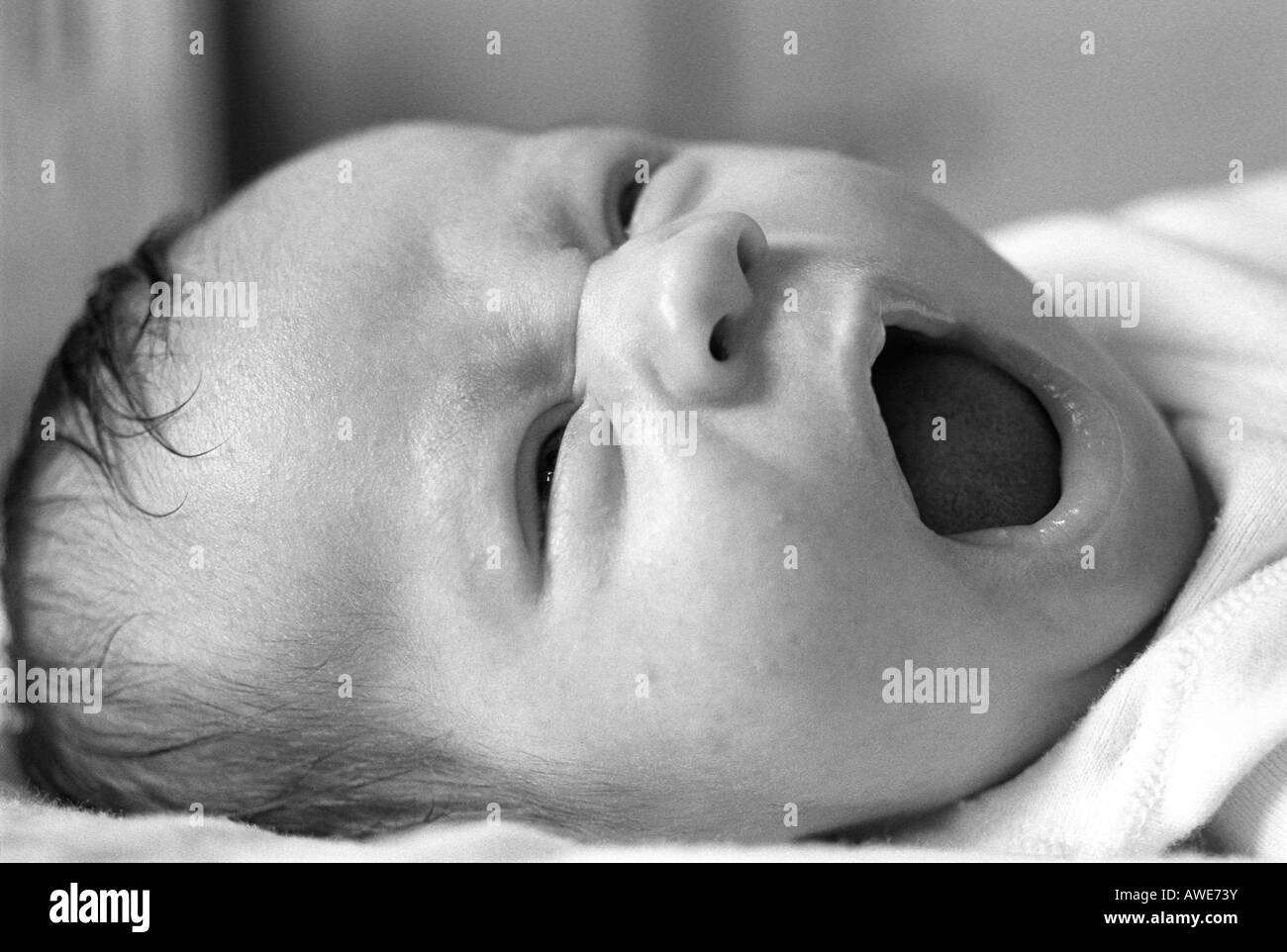 Kopf von einem gähnenden Babymädchen Stockfoto