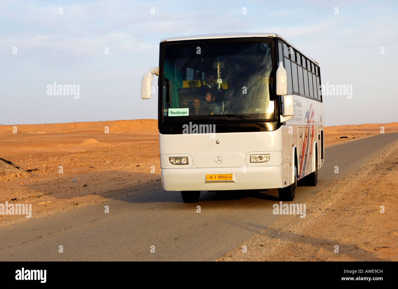 Trainer mit einer Pauschalreise-Gruppe des deutschen Reisebüros Studiosus Reisen in Nordafrika, Libyen Stockfoto