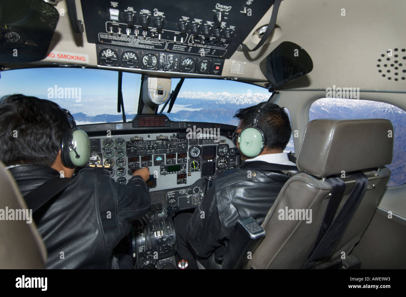 im Cockpit eines Flugzeug Flugzeug Kapitän und der Pilot fliegt über das Himalaya-Gebirge Kathmandu-NEPAL-Asien Stockfoto