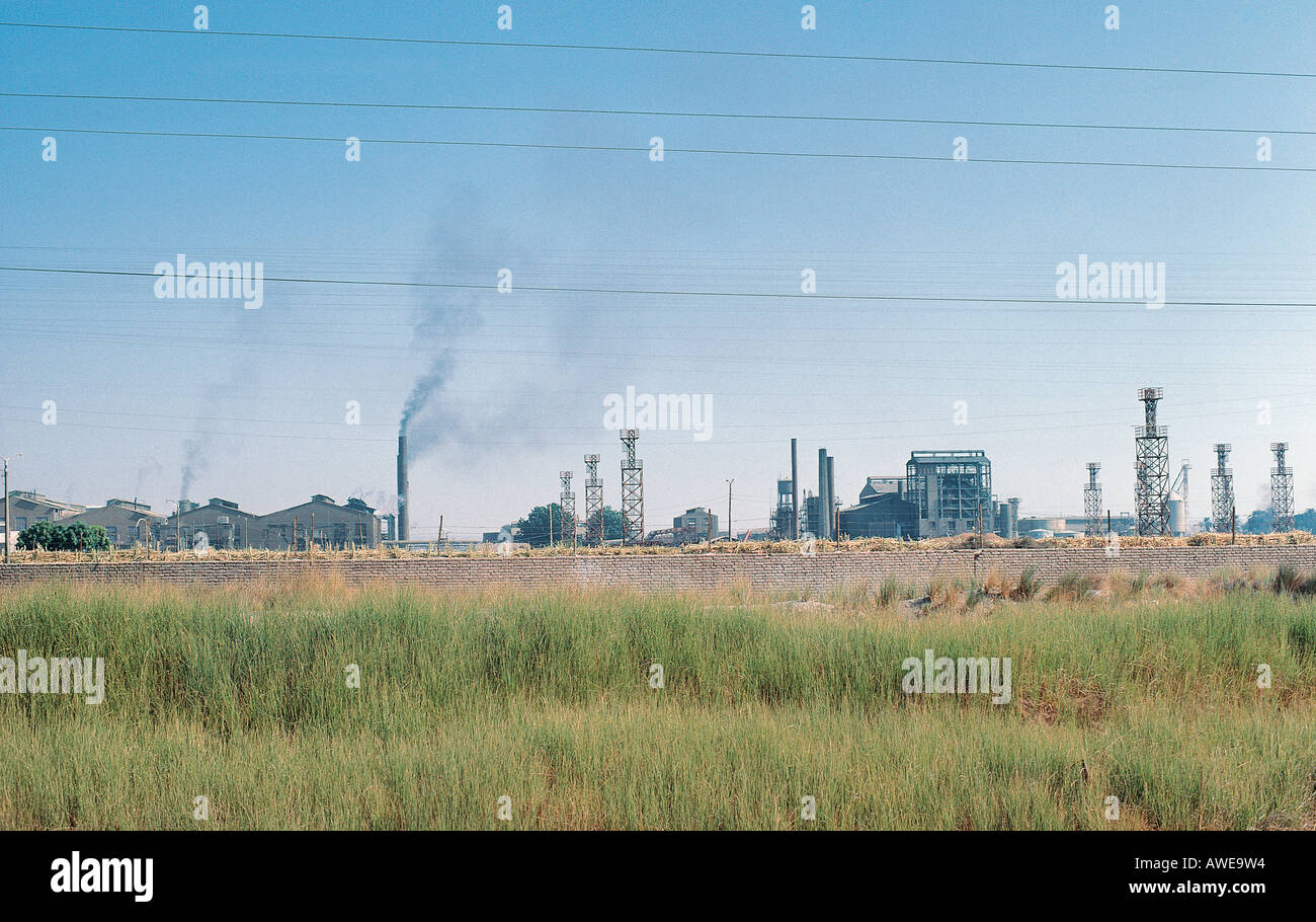Groß angelegte Zuckerfabrik in der Nähe von Edfu an den Ufern des Flusses Nil Ägypten Stockfoto