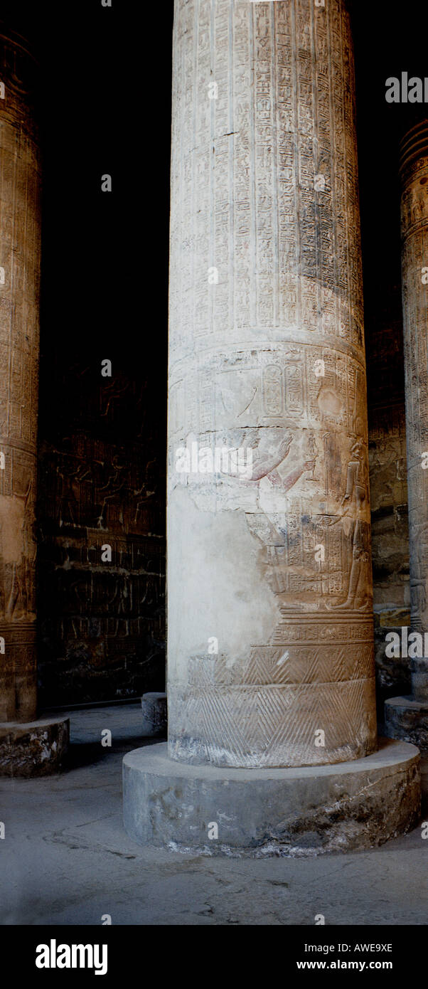 Säule mit Salz Schäden durch steigende Wasserstände an den versunkenen Tempel von Esna Ägypten Stockfoto