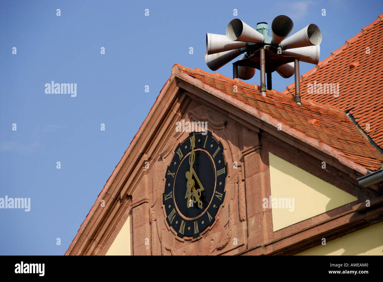 "Town Clock und Beschallungsanlagen Lautsprecher, Hoerdt" Stockfoto