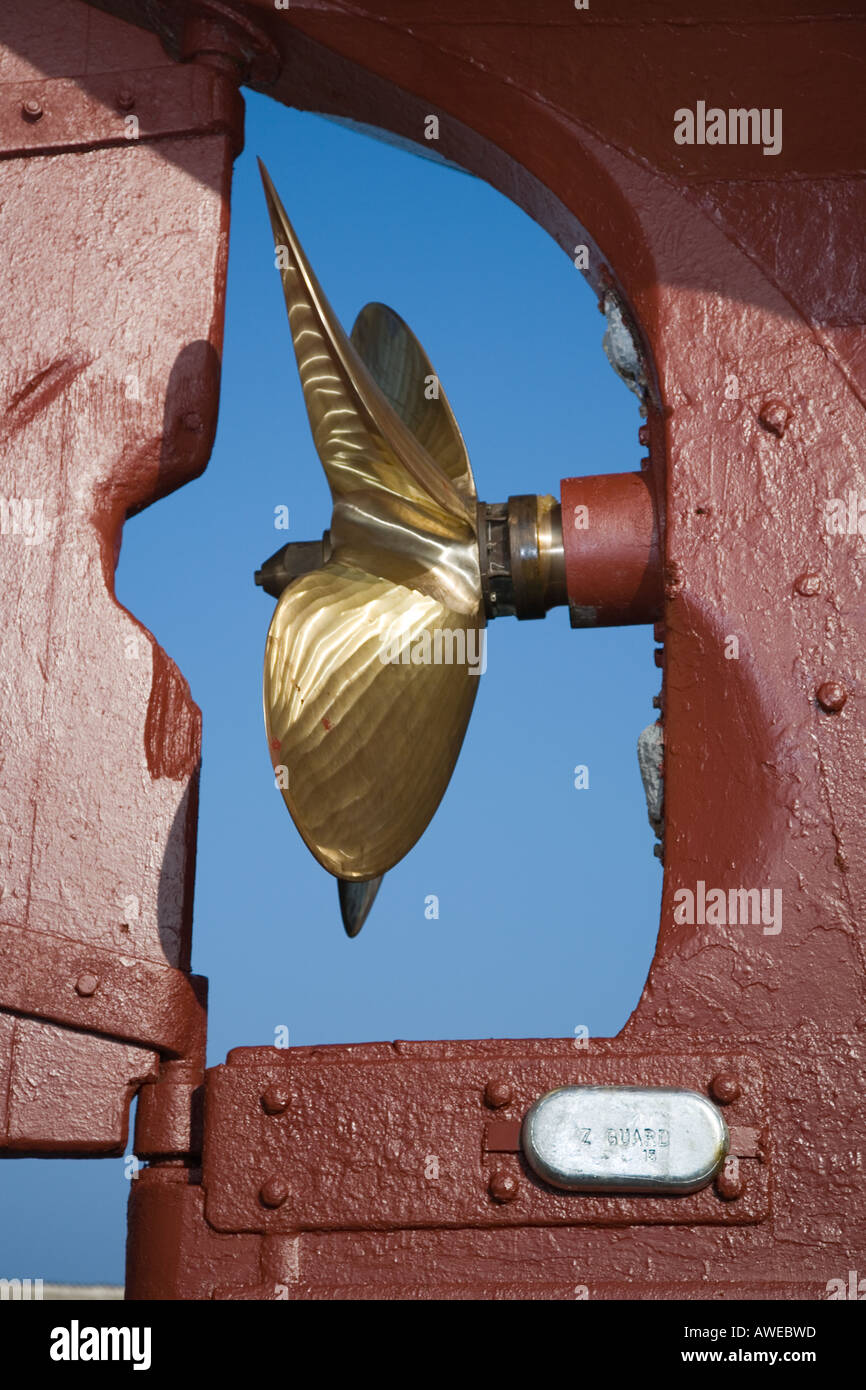 Rückansicht der Fischkutter aus Wasser zeigt neue Messing Propeller und Zink Opferanoden, Ruder gegen blauen Himmel. Stockfoto