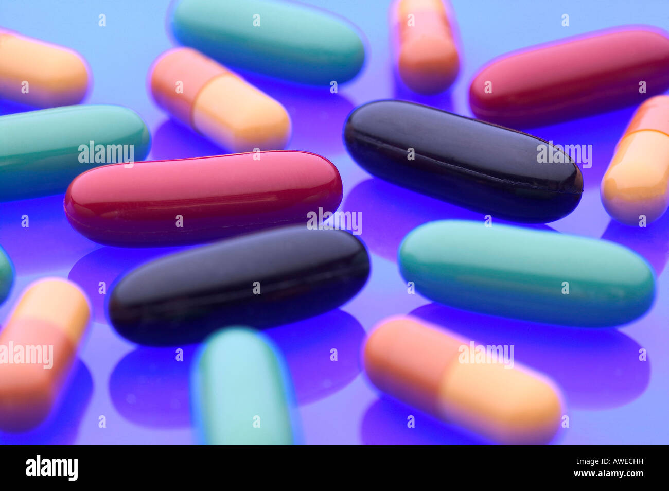 Medizin Pille Medikament blau rot orange schwarz Gesundheitswesen Tablet heilen viele Apotheke Gruppe Gesundheit Objekt Closeup vitamin Stockfoto