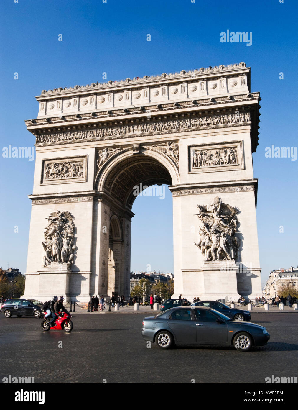 Paris, Frankreich: Arc de Triomphe mit Autos fahren um ihn herum Stockfoto