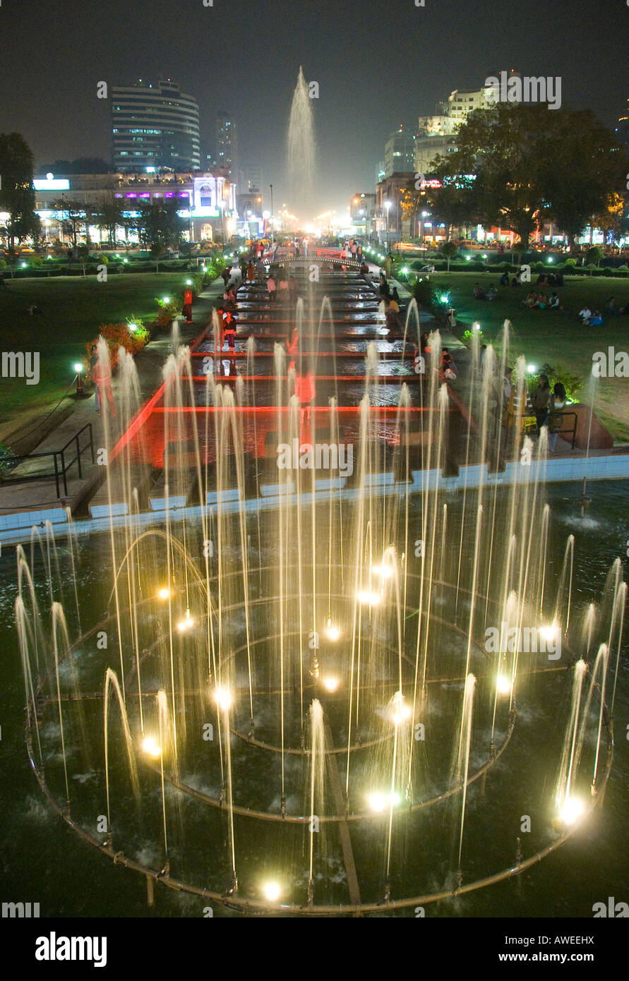 Die Wasserfontäne im Connaught Platz in der Nacht in Delhi Indien Stockfoto