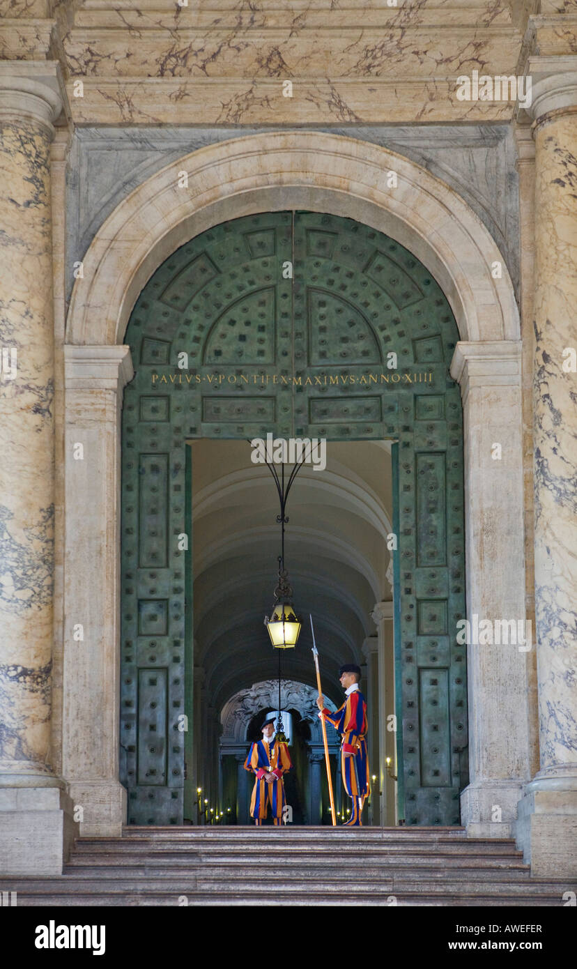 Mitglieder der Schweizer Garde am Eingang zum Vatikan, St. Peters Square, Rom, Italien, Europa Stockfoto