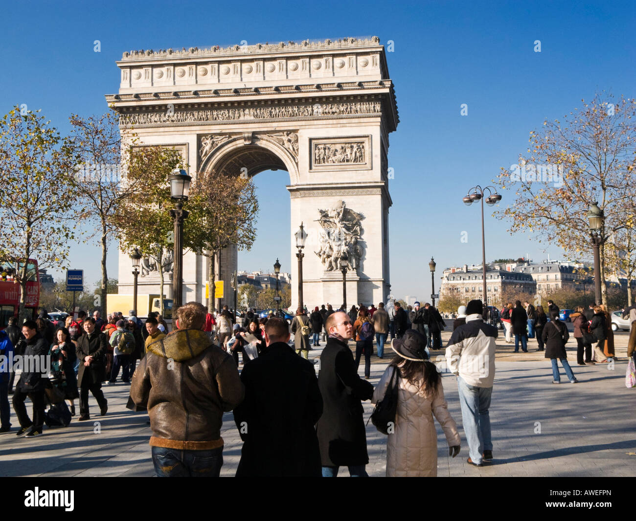 Arc de Triomphe, Paris, voll von Touristen Stockfoto