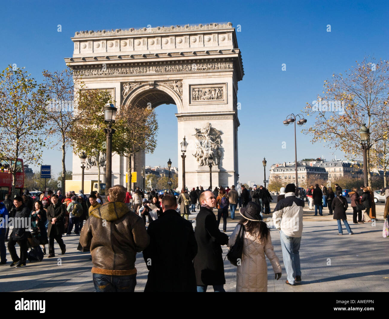 Paris, Arc de Triomphe, voller Touristen Stockfoto