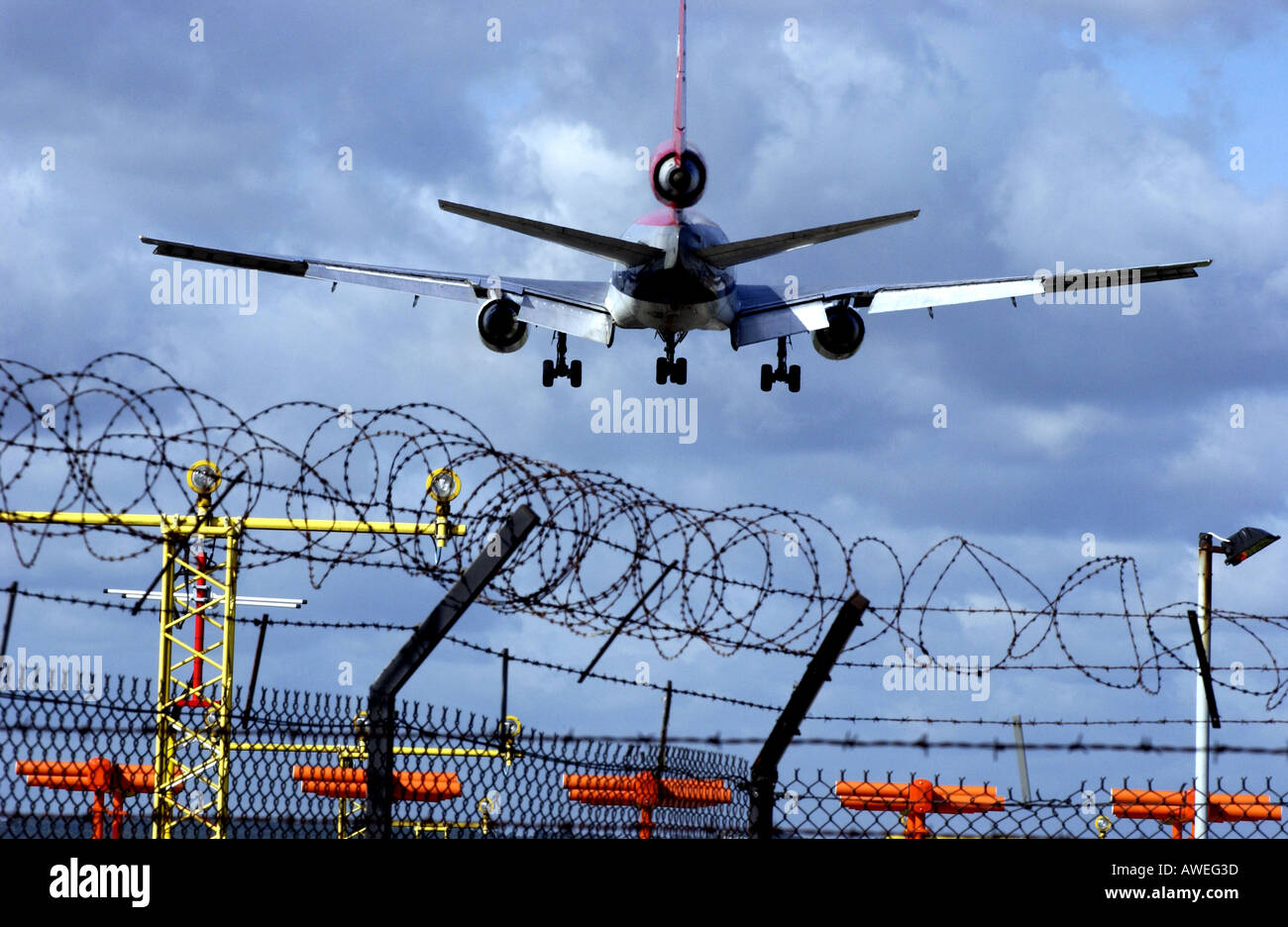Nord-West Jet hebt ab Flughafen London Gatwick über den Stacheldrahtzaun Sicherheit Stockfoto