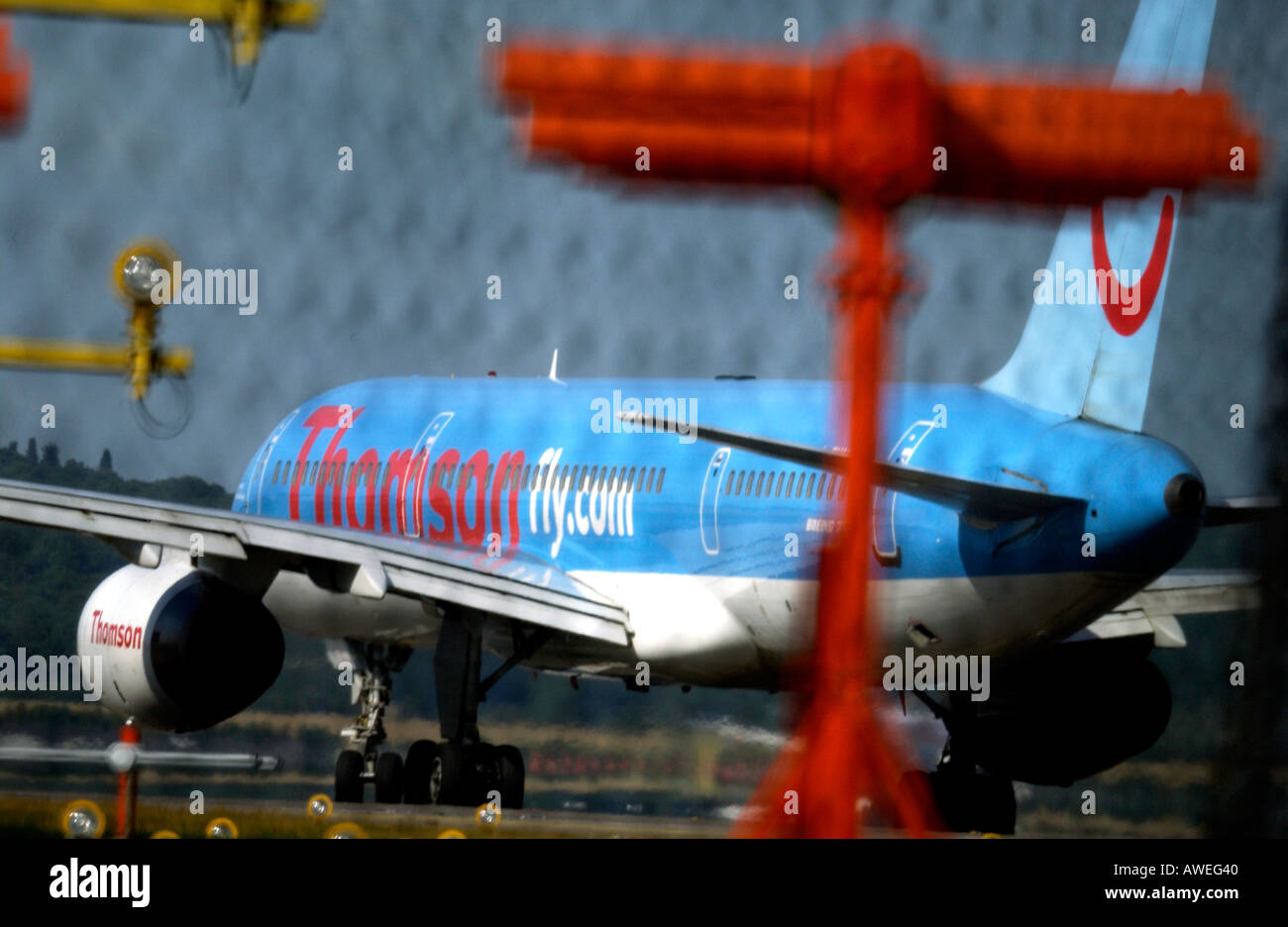 Thomson Airways Urlaub Jet taxis vom Flughafen Gatwick ausziehen Stockfoto