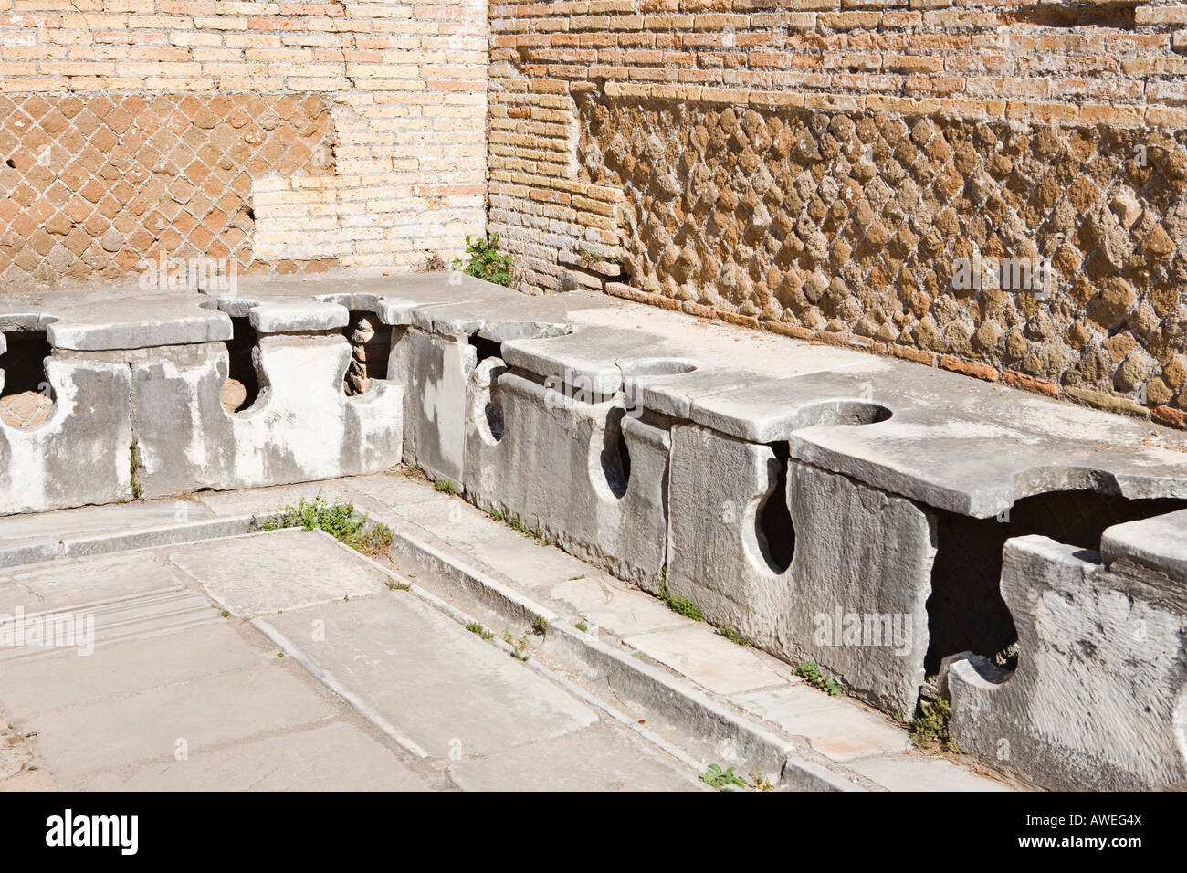 Alte öffentliche Toiletten in Ostia Antica archäologische Stätte, Rom,  Italien, Europa Stockfotografie - Alamy