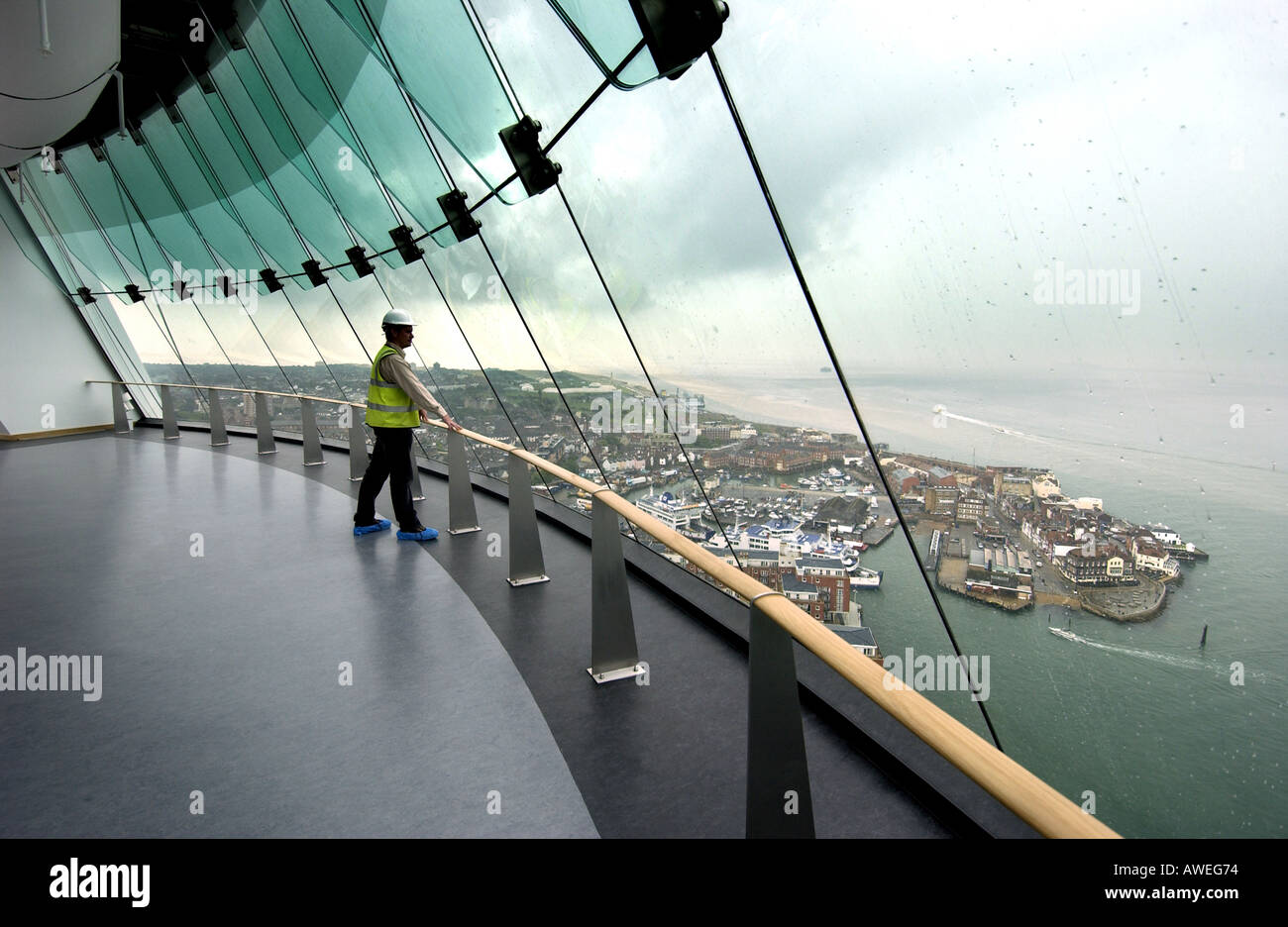 Website Supervisor Mike Homer Ansichten die Altstadt von Portsmouth neu abgeschlossenen Spinnaker Tower am Gun Wharf Kai Stockfoto