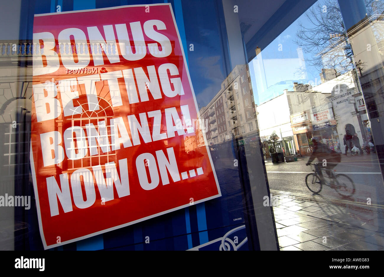 Bonus Wetten Bonanza jetzt auf Zeichen in einem Buchmacher Fenster in Brighton. Stockfoto