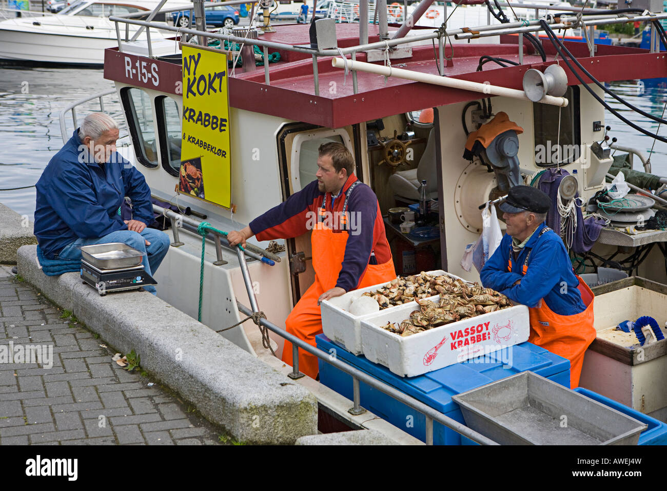 Frische Krabben verkauft von einem Fischerboot im Hafen, Stavanger (Europäische Kulturhauptstadt 2008), Norwegen, Europa Stockfoto