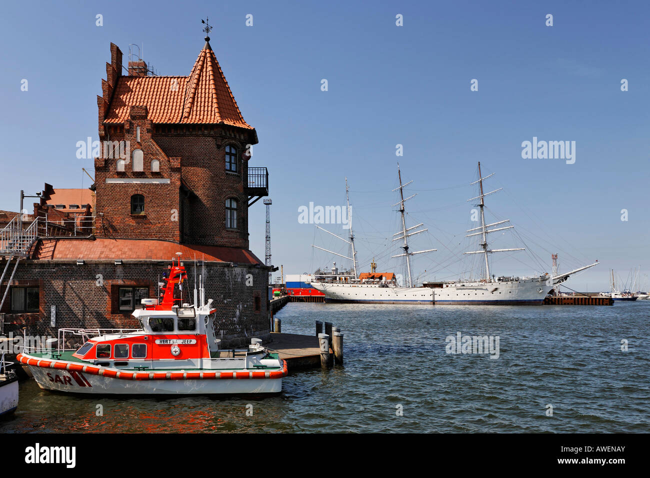 Hafen, Seemanns Präsidium und Blick auf Hansa Quay, Stralsund, Mecklenburg-Western Pomerania, Deutschland, Europa Stockfoto