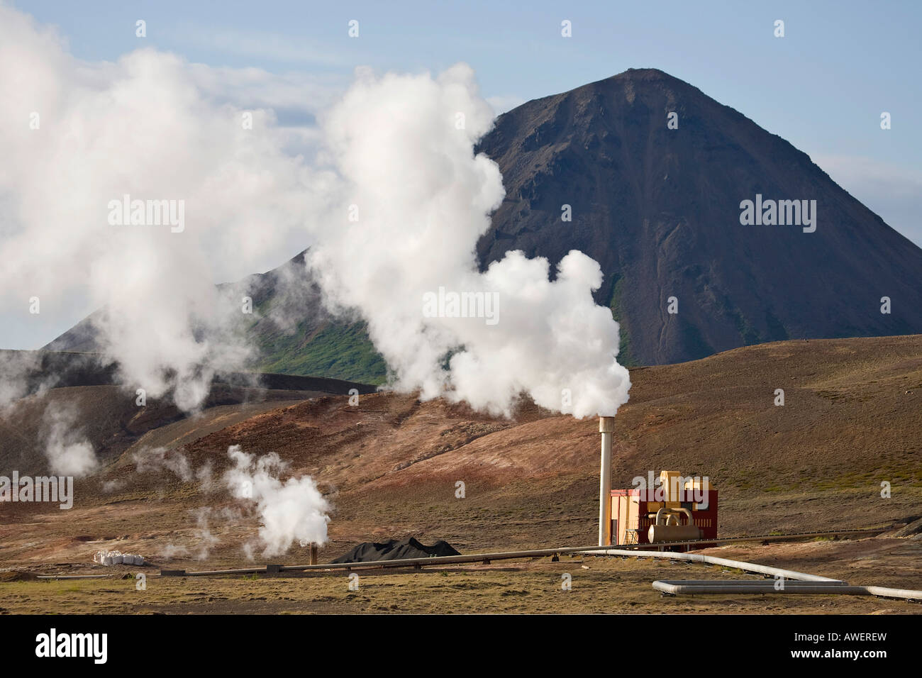 Kisilverksmidja Kieselgur Erdarbeiten (Kieselgur, Diahydro, Kieselgur) mit Mt. Hliðarfjall im Hintergrund, Myvatn, Norden Stockfoto