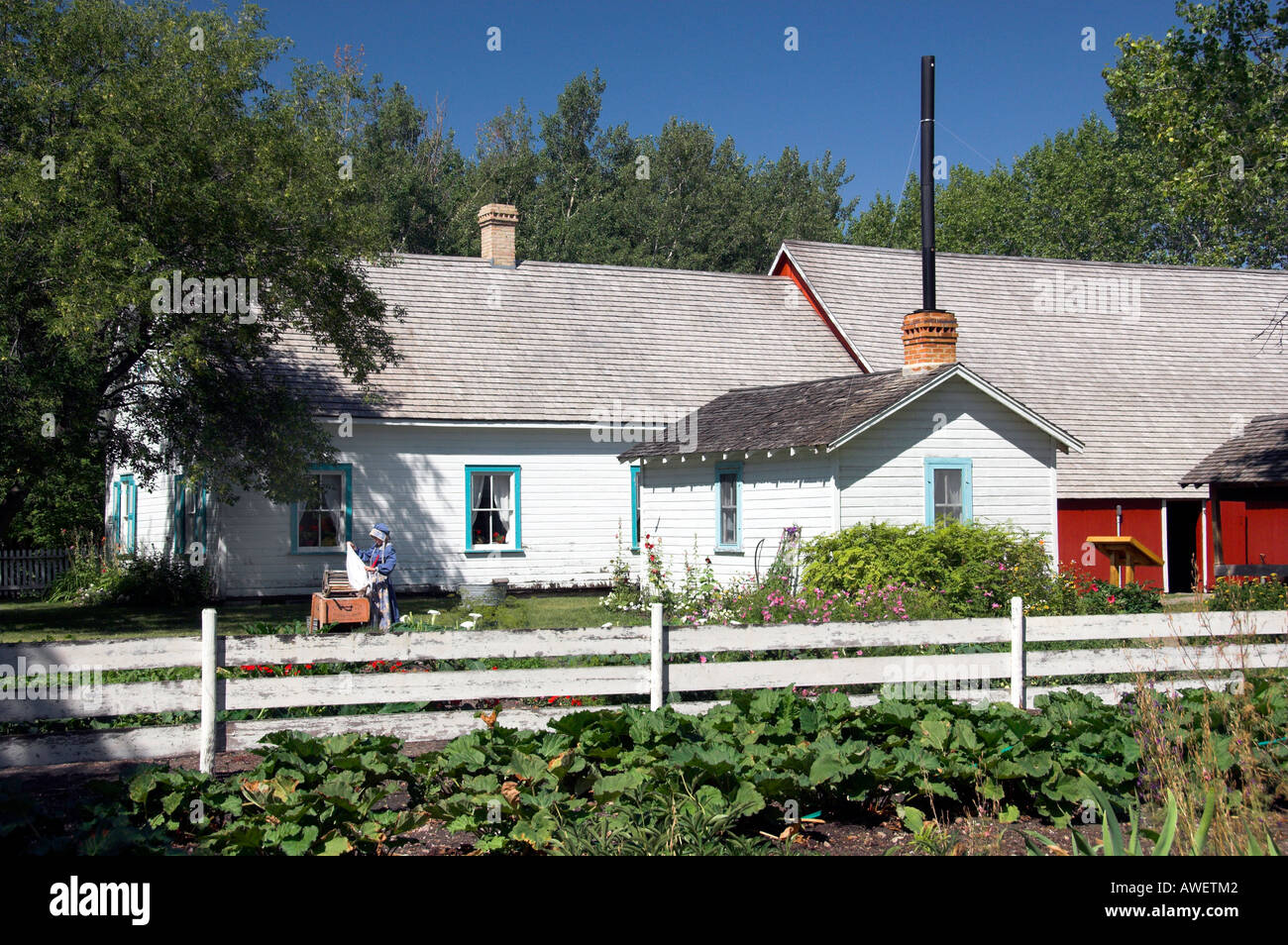 Ein historisches Haus und Scheune zusammen auf das Mennonite Heritage Village in Steinbach Manitoba Kanada Stockfoto