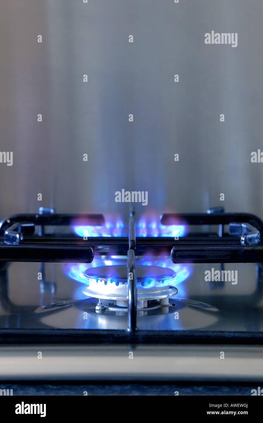Zwei Gas-Ringe steigen auf einem modernen gebürstetem Stahl Kochfeld Stockfoto
