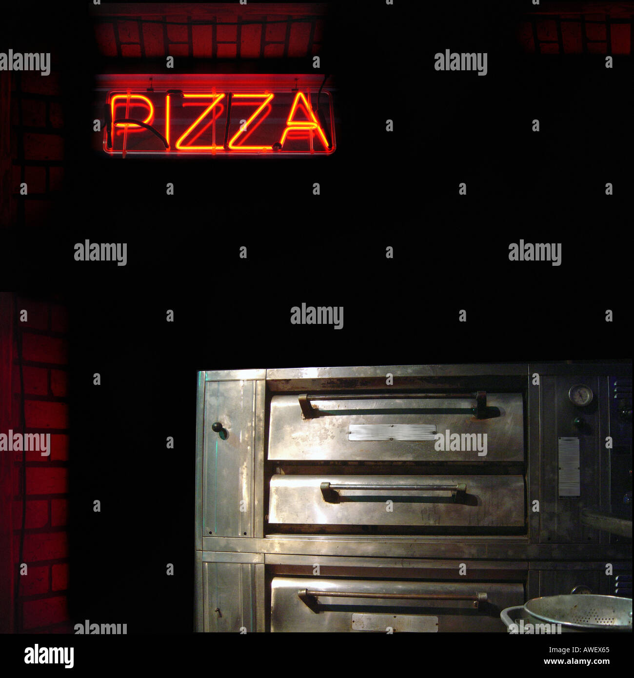 Pizza-Ofen und Neon Pizza anmelden eine Pizza Parlor Textfreiraum Stockfoto