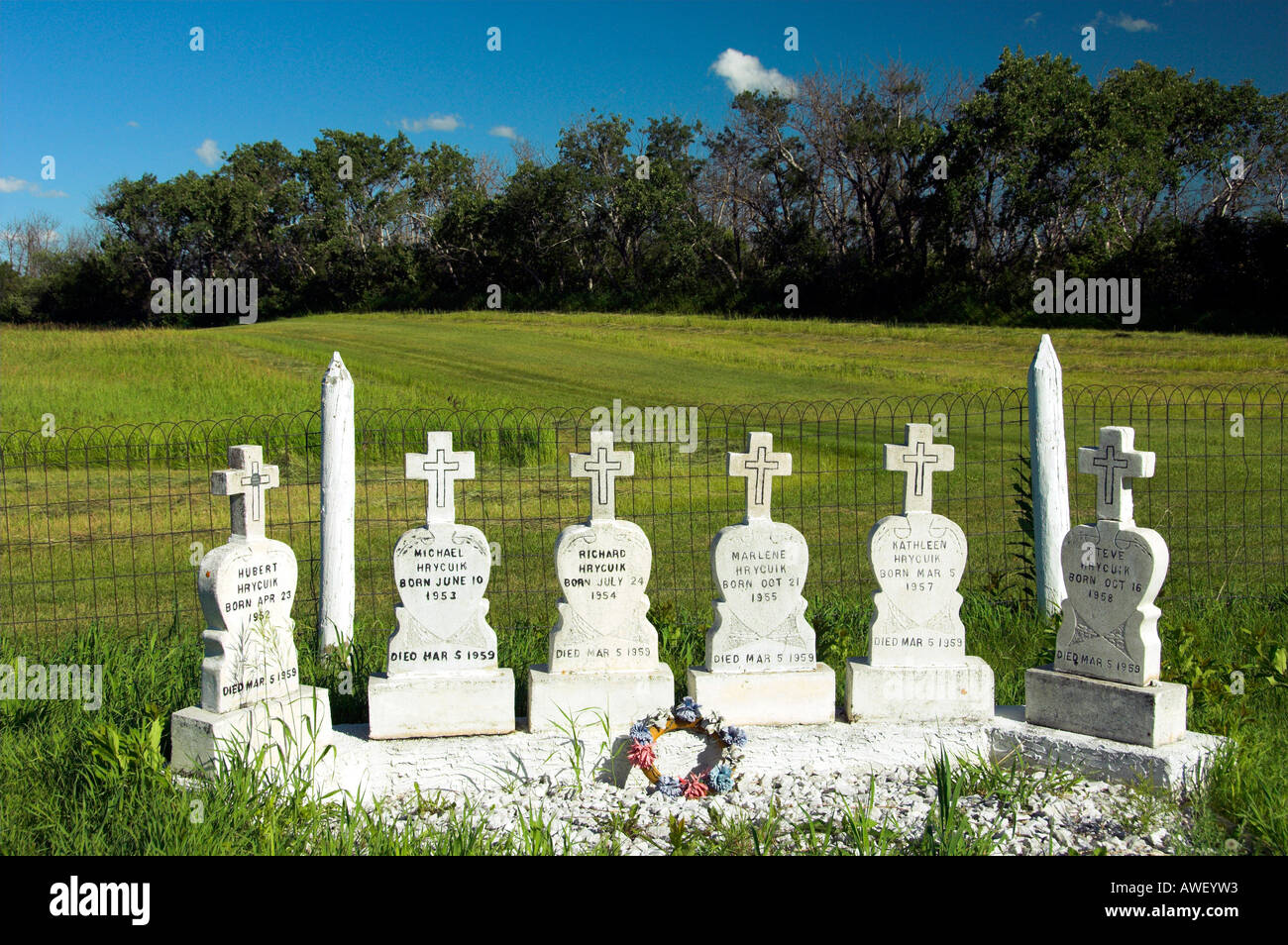 Eine Reihe von weißen Grabsteine auf dem Friedhof bei Batoche Saskatchewan Canada Stockfoto