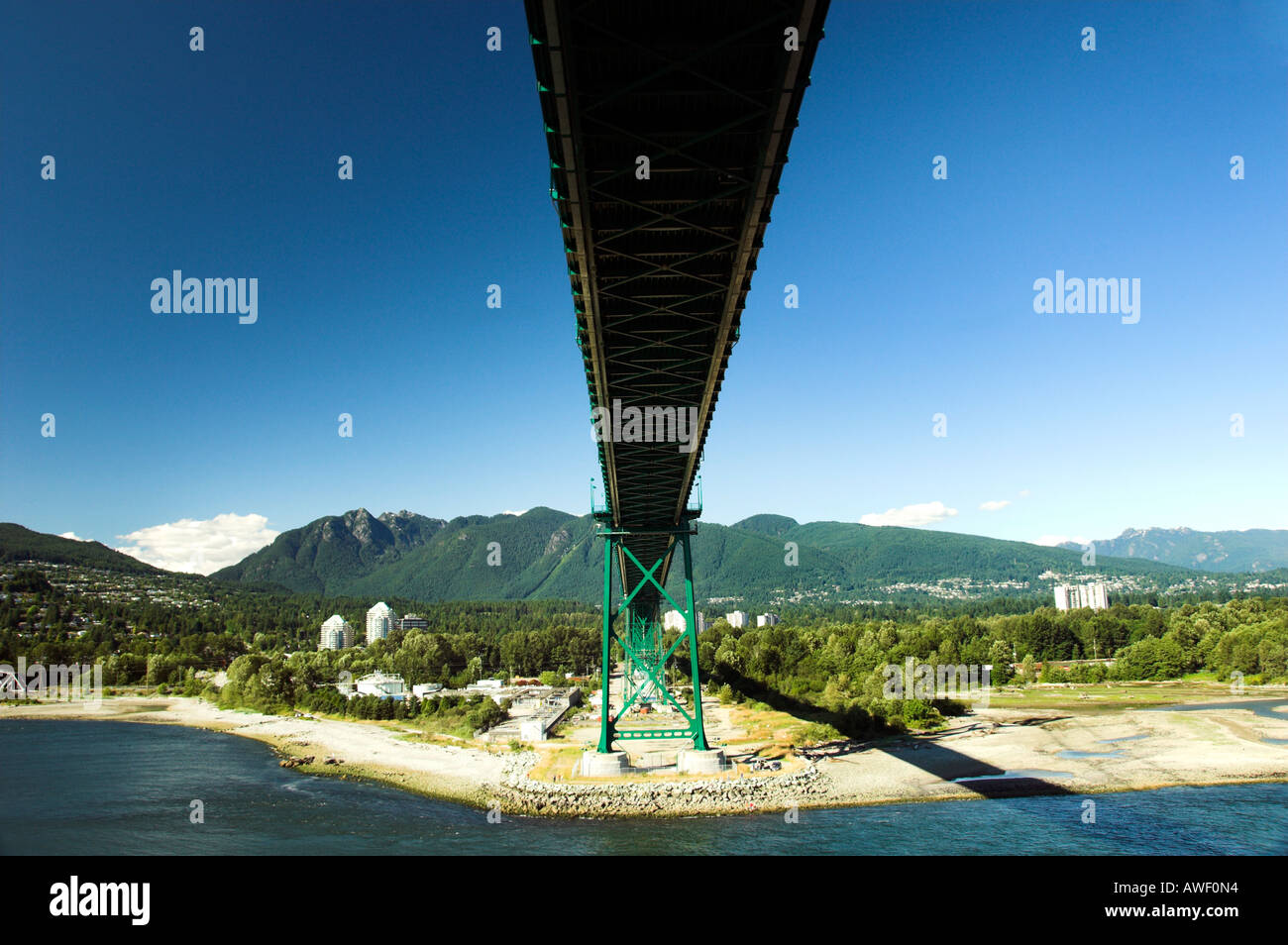 Segeln unter der Lions Gate Bridge in Vancouver British Columbia Kanada Stockfoto