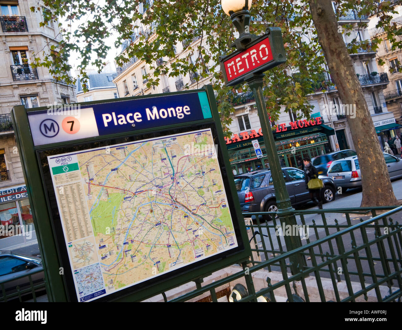 Eingang zur u-Bahn-Station Place Monge Paris mit Zeichen und Karte Stockfoto