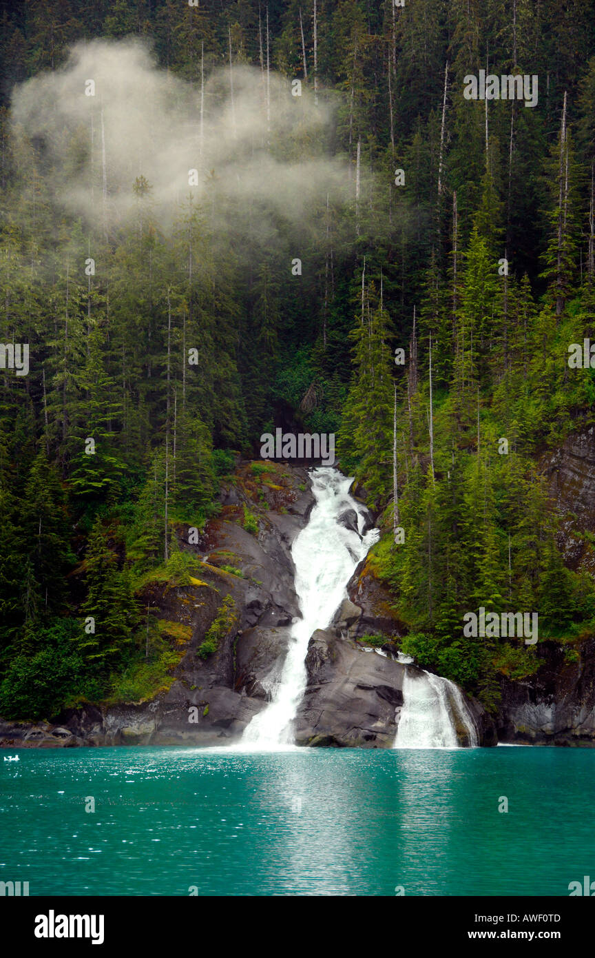 Wasserfälle und Eisberge in den nebligen Fjorden von Tracy Arm Alaska USA Stockfoto