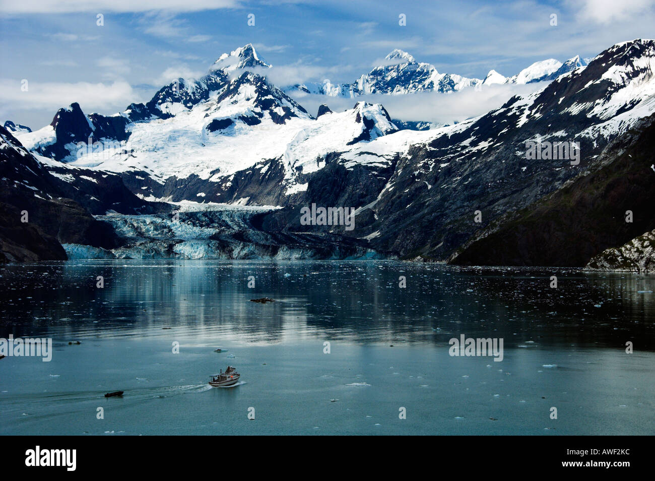 John Hopkins Gletscher mit Mount Wilbur und Orville Mount in Glacier Bay Nationalpark, Alaska, USA. Stockfoto