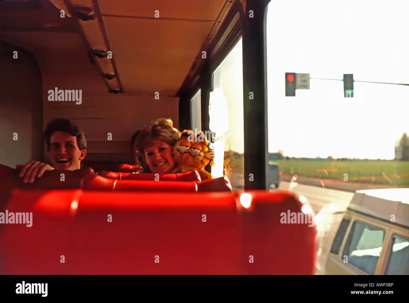 College-Studenten helfen, die Zeit auf einem Roadtrip über den Tourbus von Narren und Scherze w / Stofftiere & Zeichen. Stockfoto