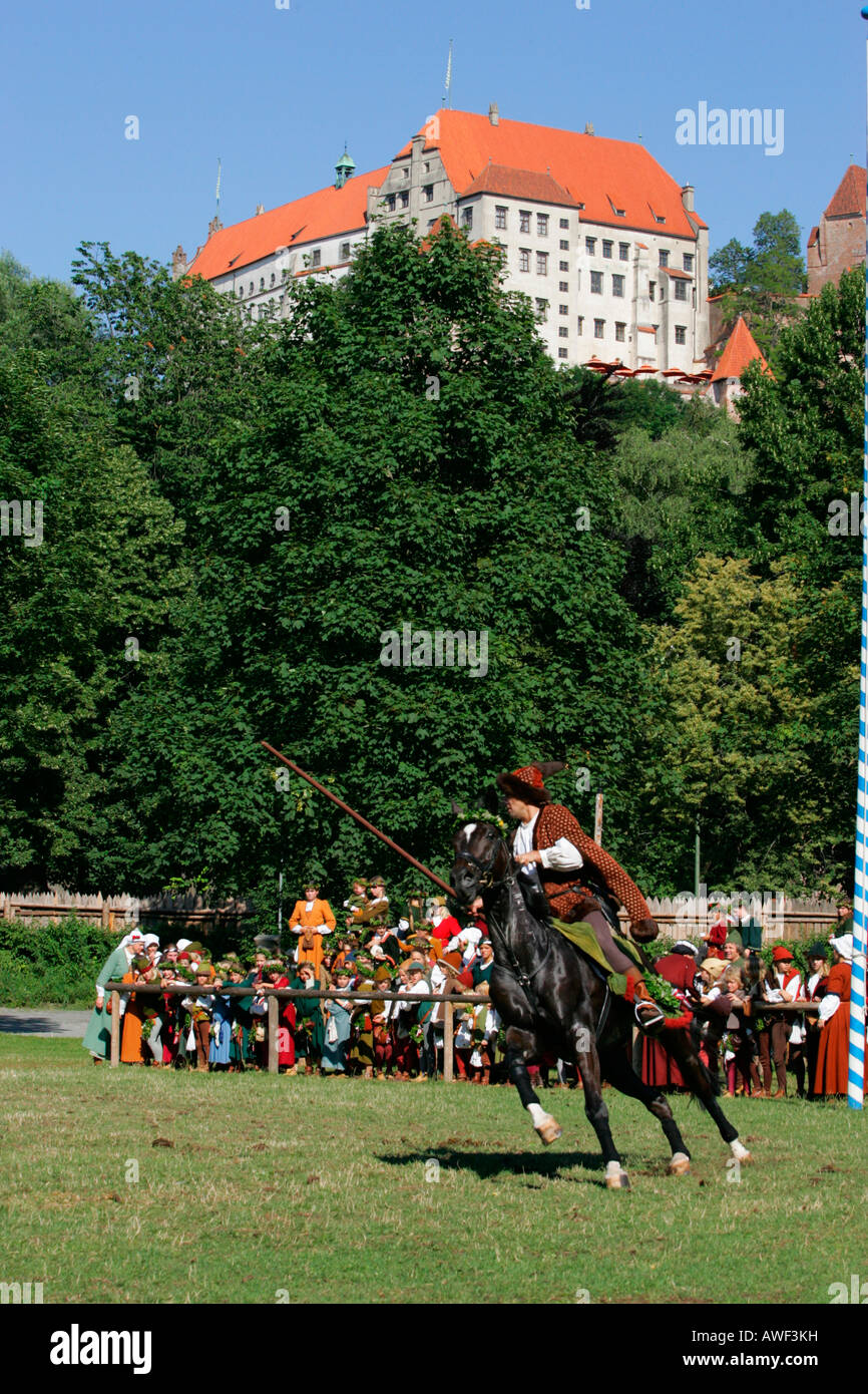 Mittelalterliche Spiele während der Landshuter Hochzeit historischen Festzug, Burg Trausnitz im Hintergrund, Landshut, Bayern, Niederbayern Stockfoto