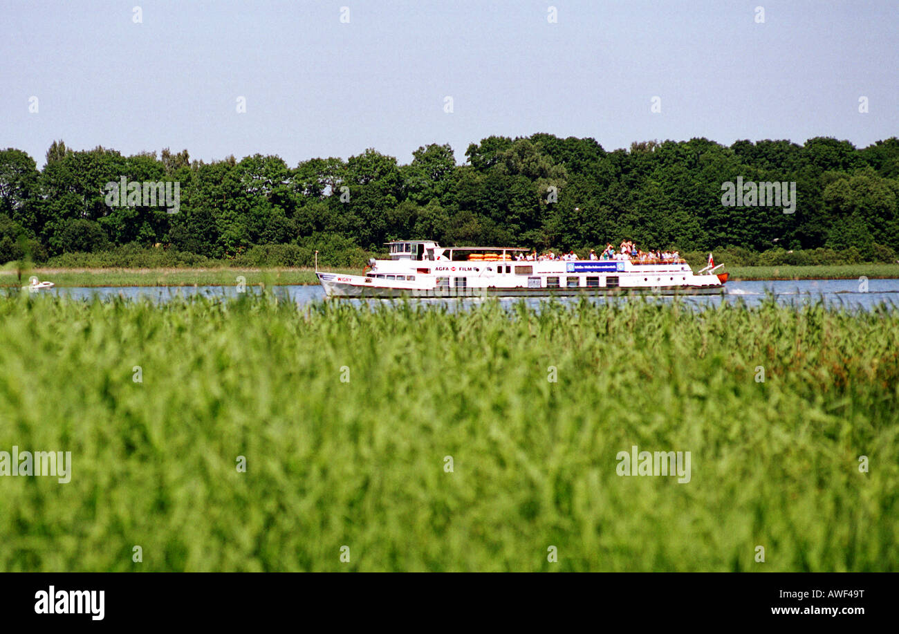 Ausflugsschiff auf einem See, Popielno, Polen Stockfoto