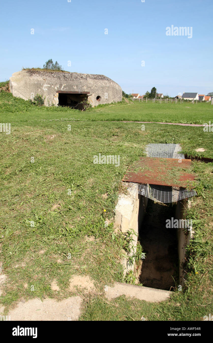 Eingang zu einer unterirdischen deutschen konkrete Einlagerung führt auf den Fensterflügel 4 an der Deutsch-Batterie Merville, Normandy. Stockfoto