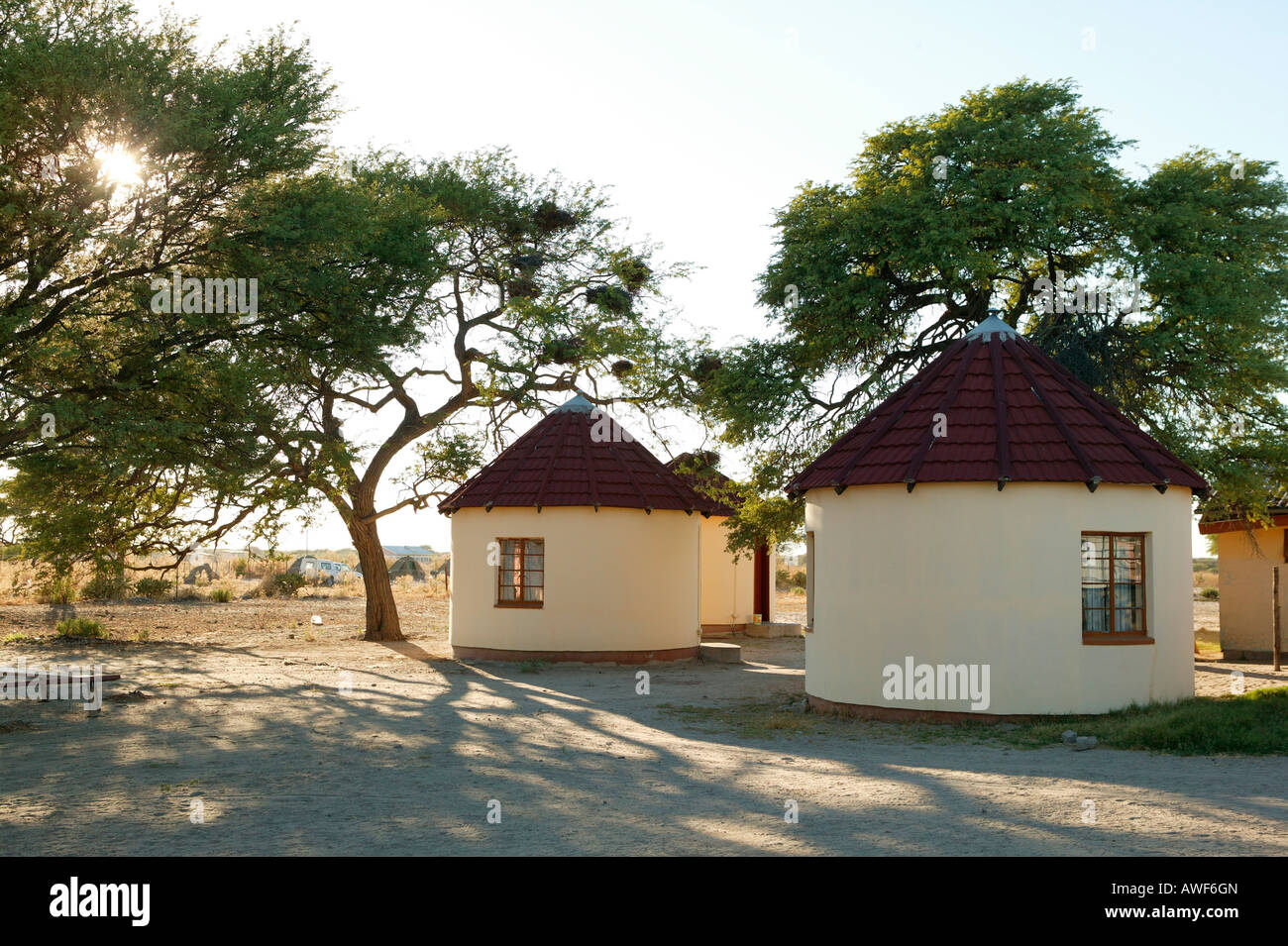 Neue Gebäude modelliert nach traditionellen Runde-Hütten, Sehitwa, Botswana, Afrika Stockfoto