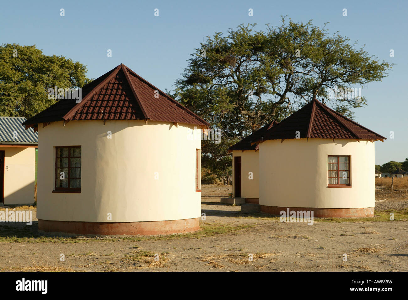 Neue Gebäude modelliert nach traditionellen Runde-Hütten, Sehitwa, Botswana, Afrika Stockfoto