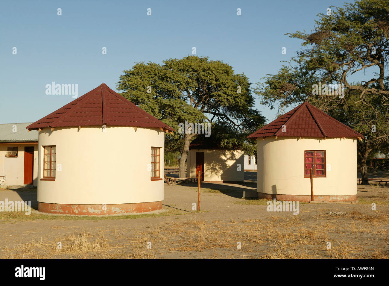 Neue Gebäude modelliert nach traditionellen Runde-Hütten, Sehitwa, Botswana, Afrika Stockfoto