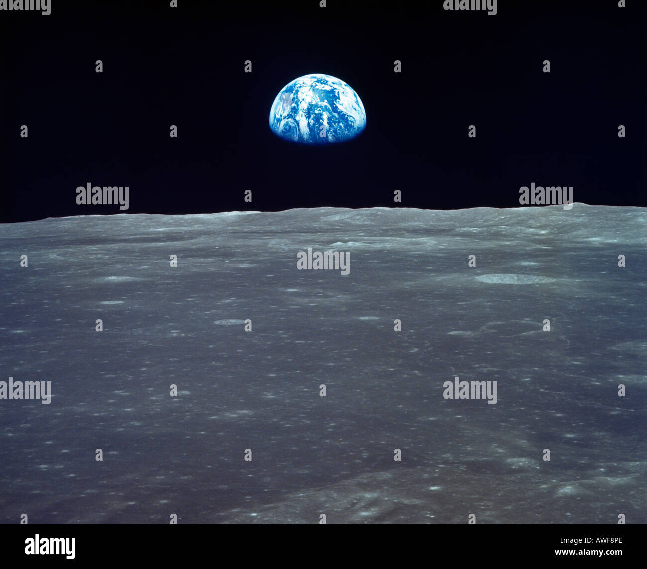 Blick vom Apollo 11 Raumschiff Erde erhebt sich über den Mondhorizont - Mondgelände gezeigt ist das Smyth's Sea 20/7/1969 Stockfoto