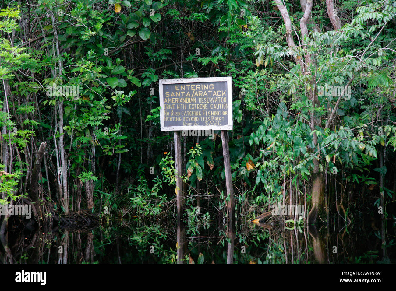 Ortsschild von der Reserve der Amerindians, Stamm der Arawak, Kamuni Fluss im Regenwald Guayana, Südamerika Stockfoto