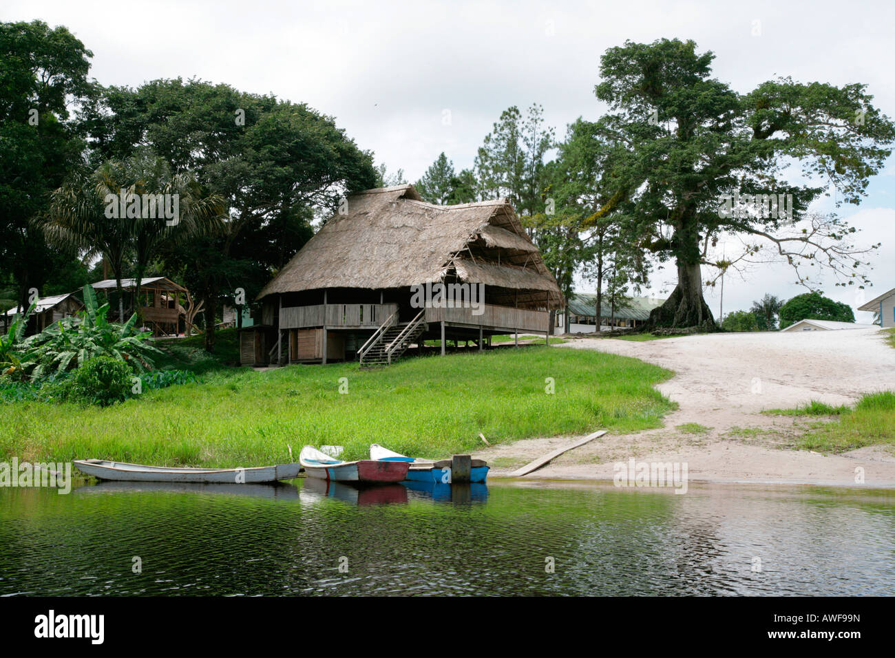 Montage-Haus der Amerindians, Stamm der Arawak, Kamuni Fluss im Regenwald Guayana, Südamerika Stockfoto