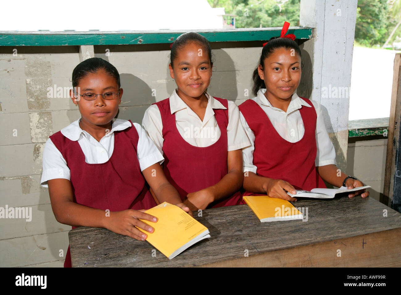 Schulmädchen in Uniform während Klasse, Indianer, Stamm der Arawak, Kamuni Fluss im Regenwald Guayana, Südamerika Stockfoto