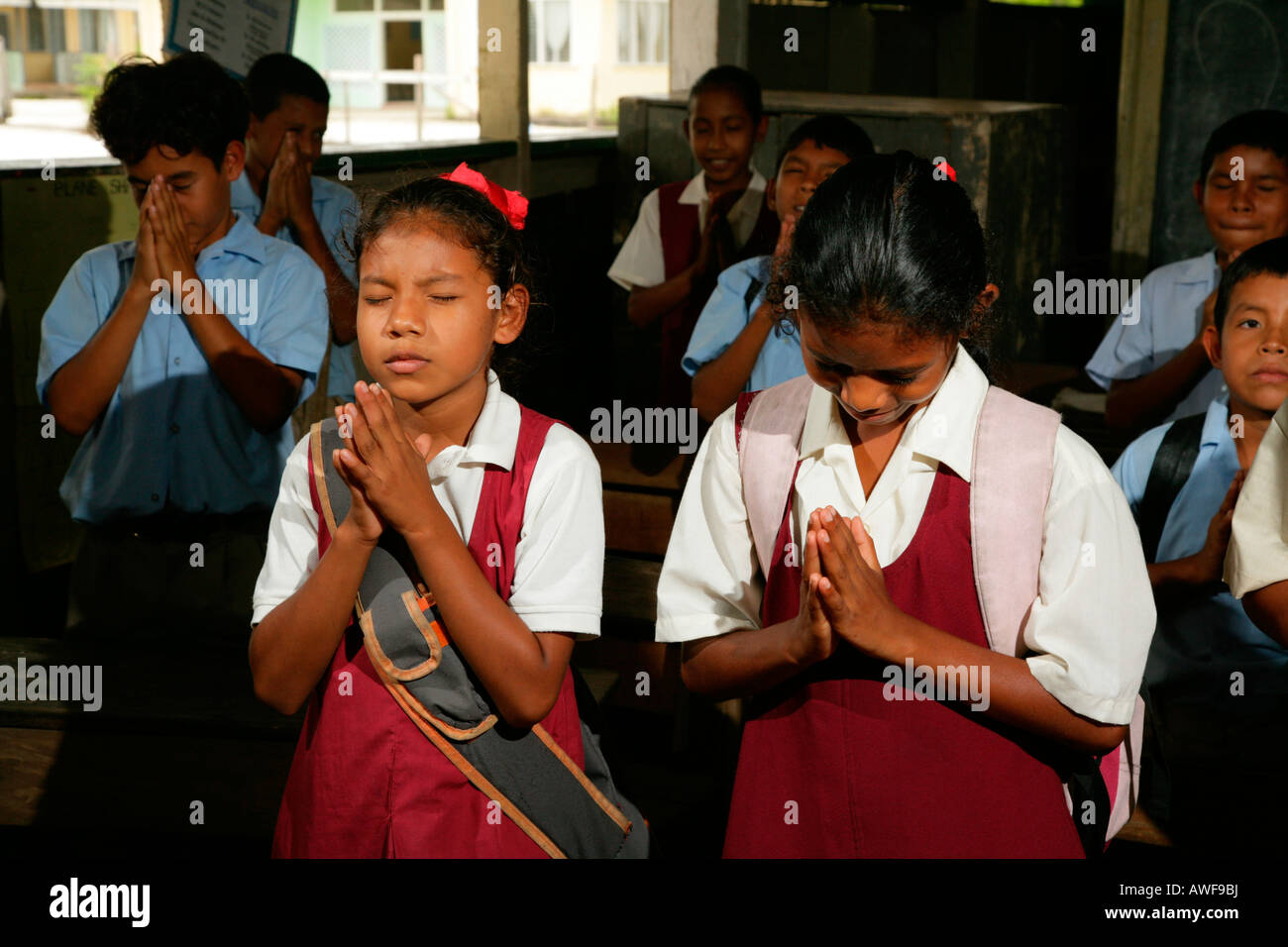 Schülerinnen und Schüler rezitieren Morgengebet, Arawak Eingeborenen, Santa Mission, Guyana, Südamerika Stockfoto