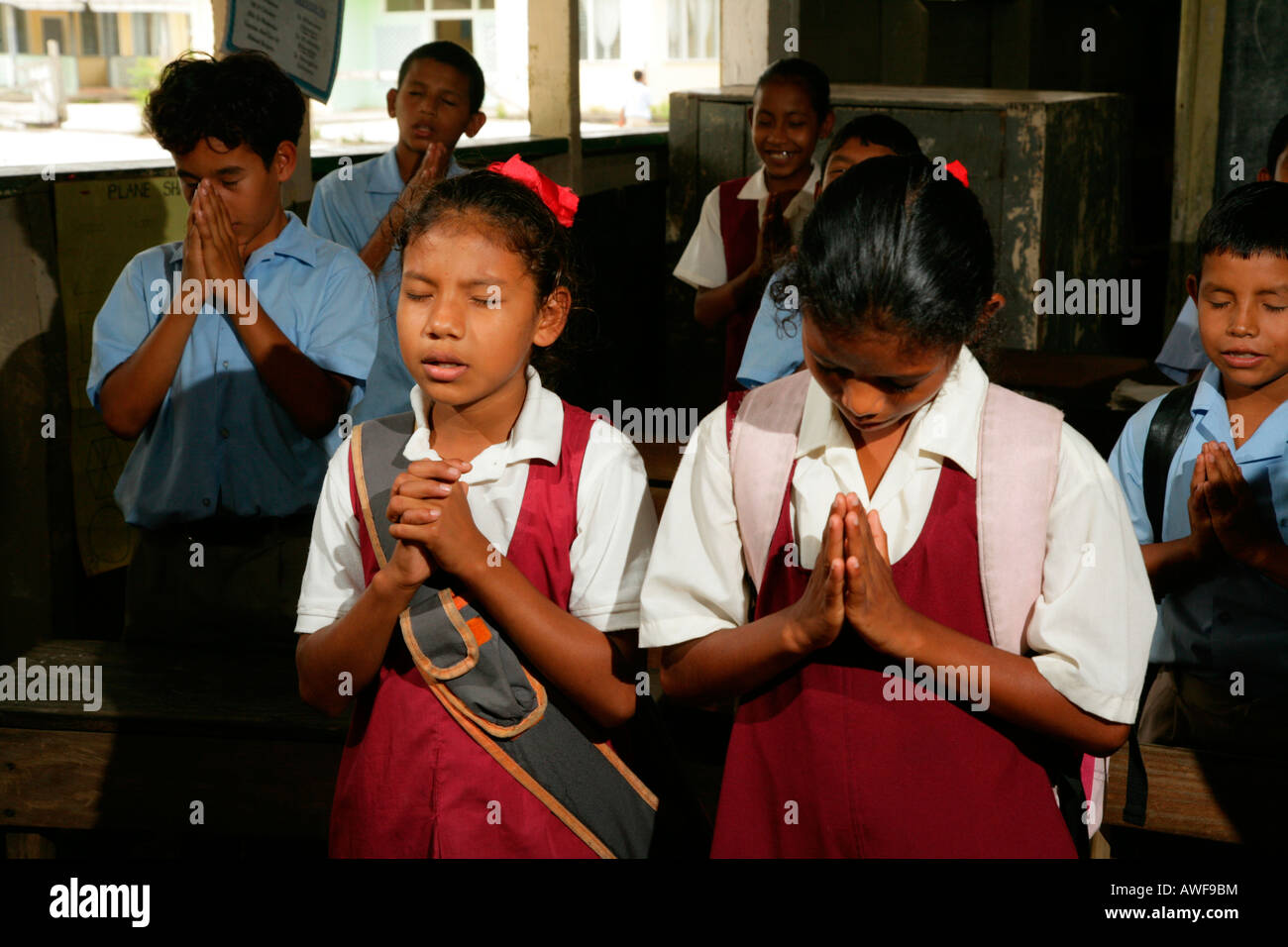 Schülerinnen und Schüler rezitieren Morgengebet, Arawak Eingeborenen, Santa Mission, Guyana, Südamerika Stockfoto