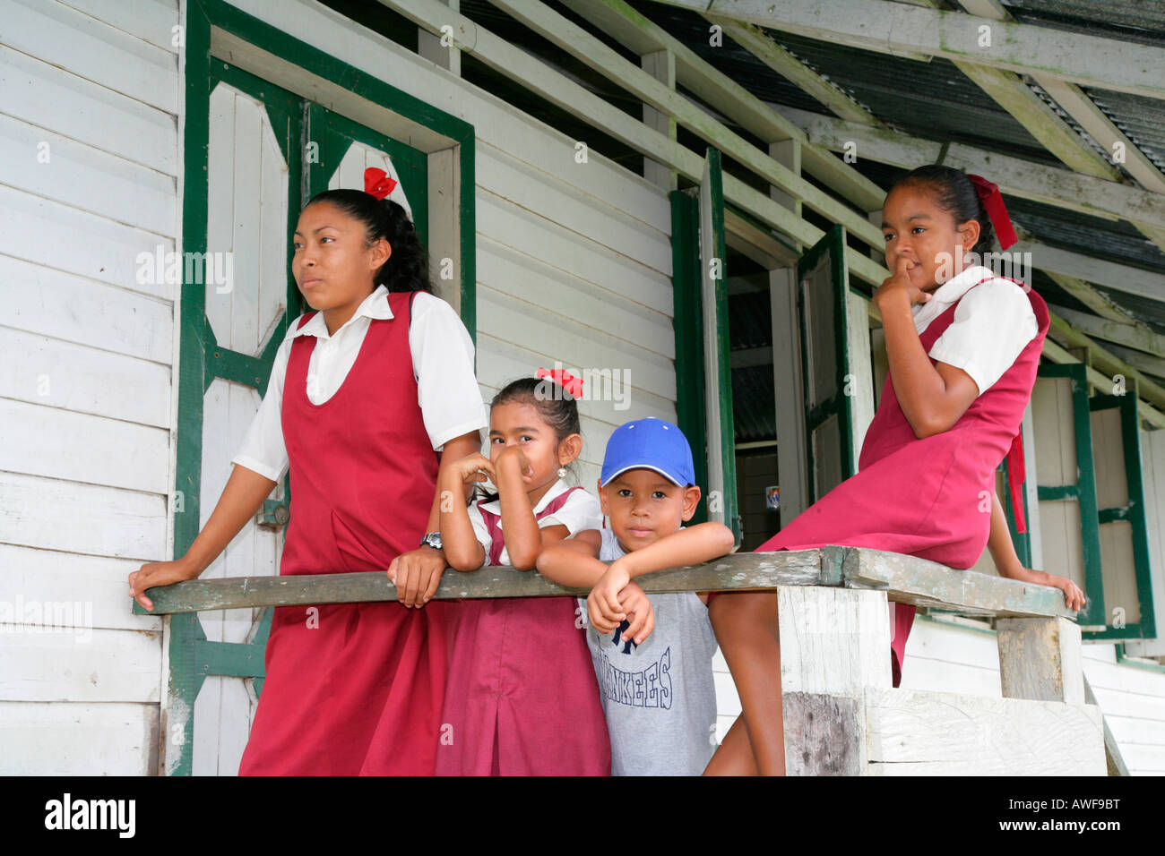 Schülerinnen und Schüler während der Aussparung, Arawak Eingeborenen, Santa Mission, Guyana, Südamerika Stockfoto