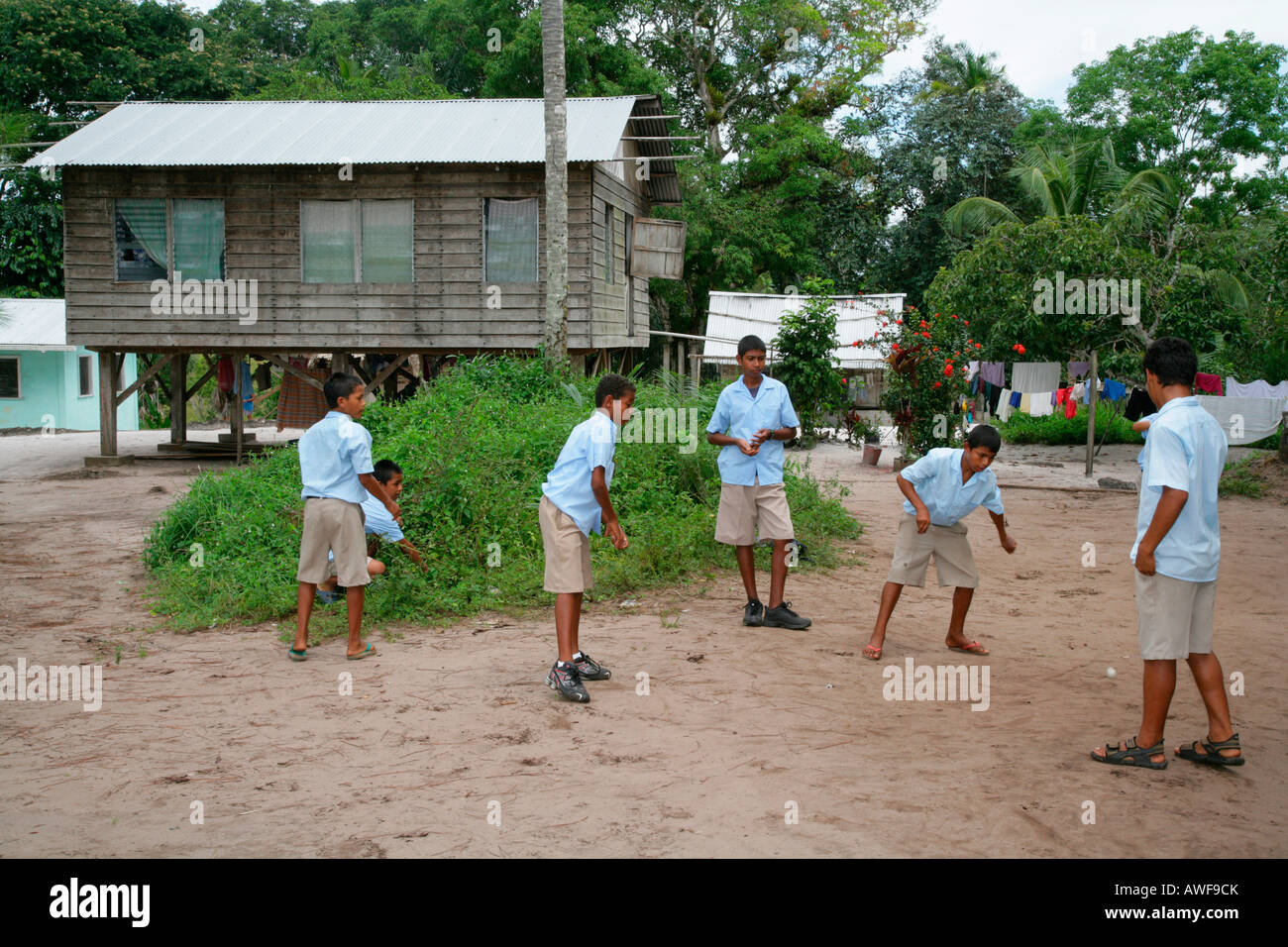 Schüler spielen während der Pause, Indianer, Stamm der Arawak, Santa Mission, Guyana, Südamerika Stockfoto