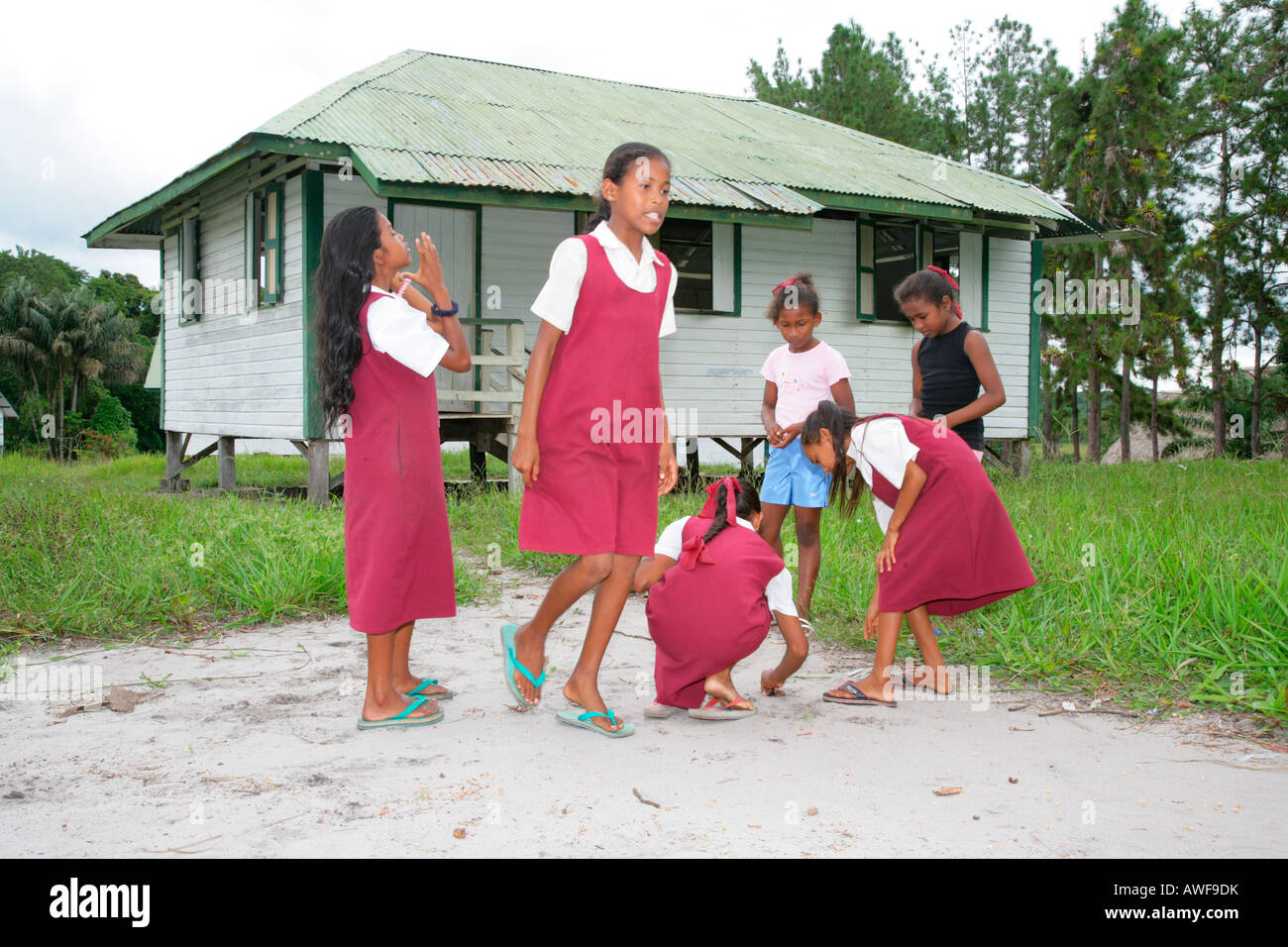 Schüler spielen während der Aussparung, Arawak Eingeborenen, Santa Mission, Guyana, Südamerika Stockfoto