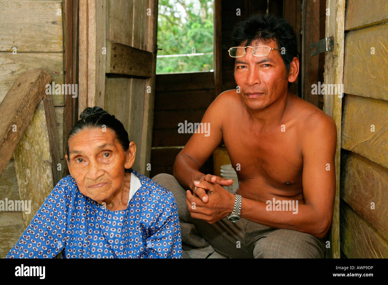 Ältere Frau und ihr Sohn, Arawak stammende Santa Mission, Guyana, Südamerika Stockfoto
