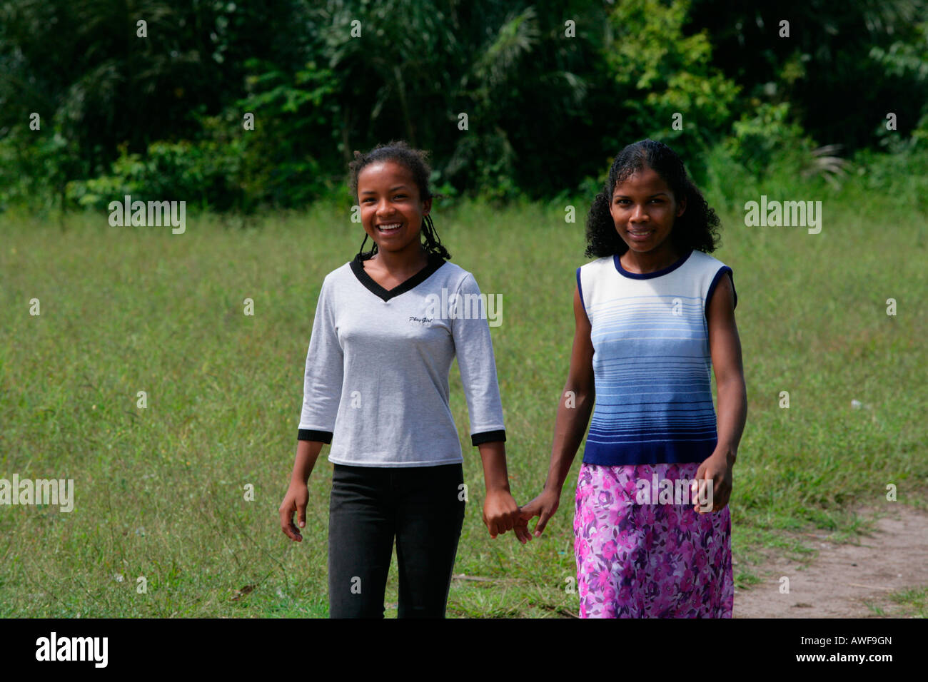 Zwei Mädchen im Teenageralter, Amerindians von den Arawak-Stammes, Santa Mission, Guyana, Südamerika Stockfoto