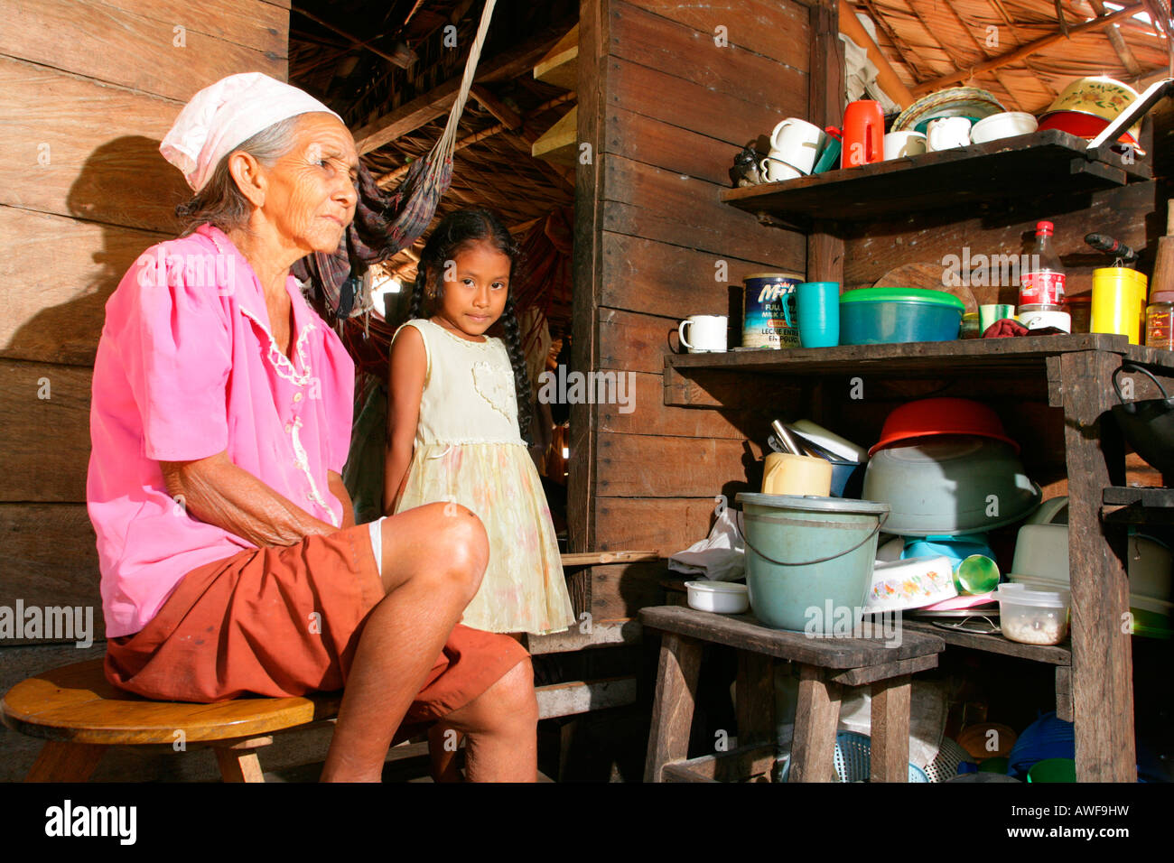 Großmutter mit Enkel in der Küche, Amerindians von den Arawak-Stammes, Santa Mission, Guyana, Südamerika Stockfoto