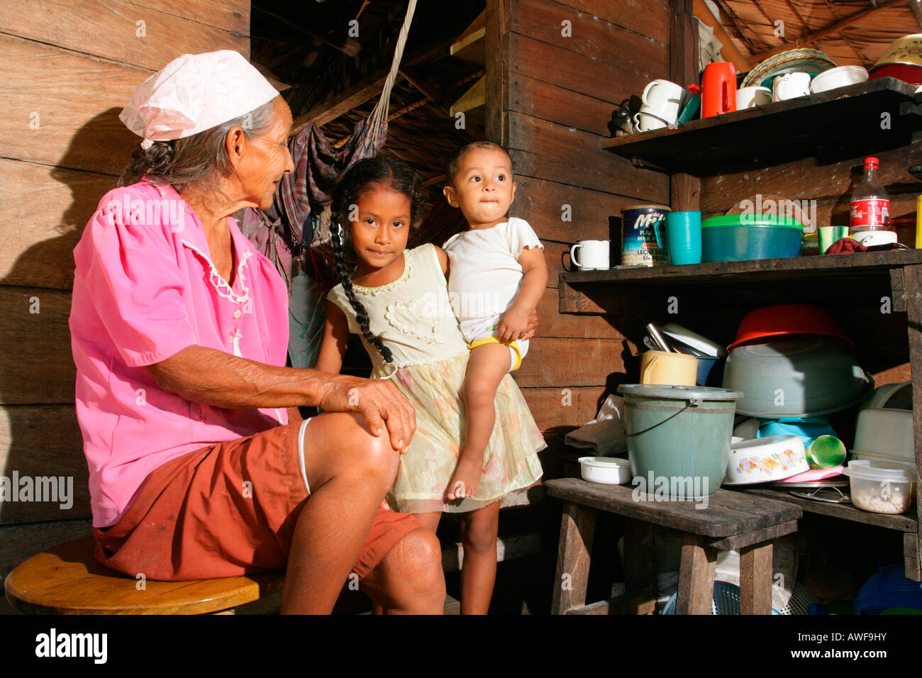 Oma und ihre Enkel in ihrer Küche, Eingeborenen Arawak, Santa Mission, Guyana, Südamerika Stockfoto